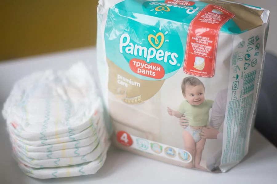 biedronka pieluchy pampers