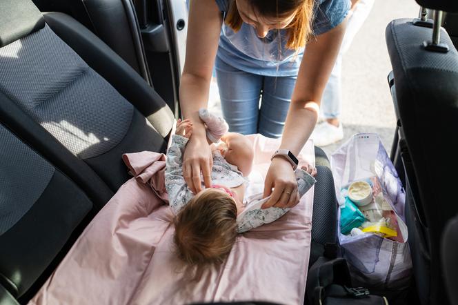 pampers wskaźnik wilgotności kolor