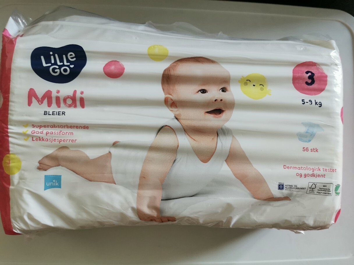 zakładanie pieluchomajtek pampers