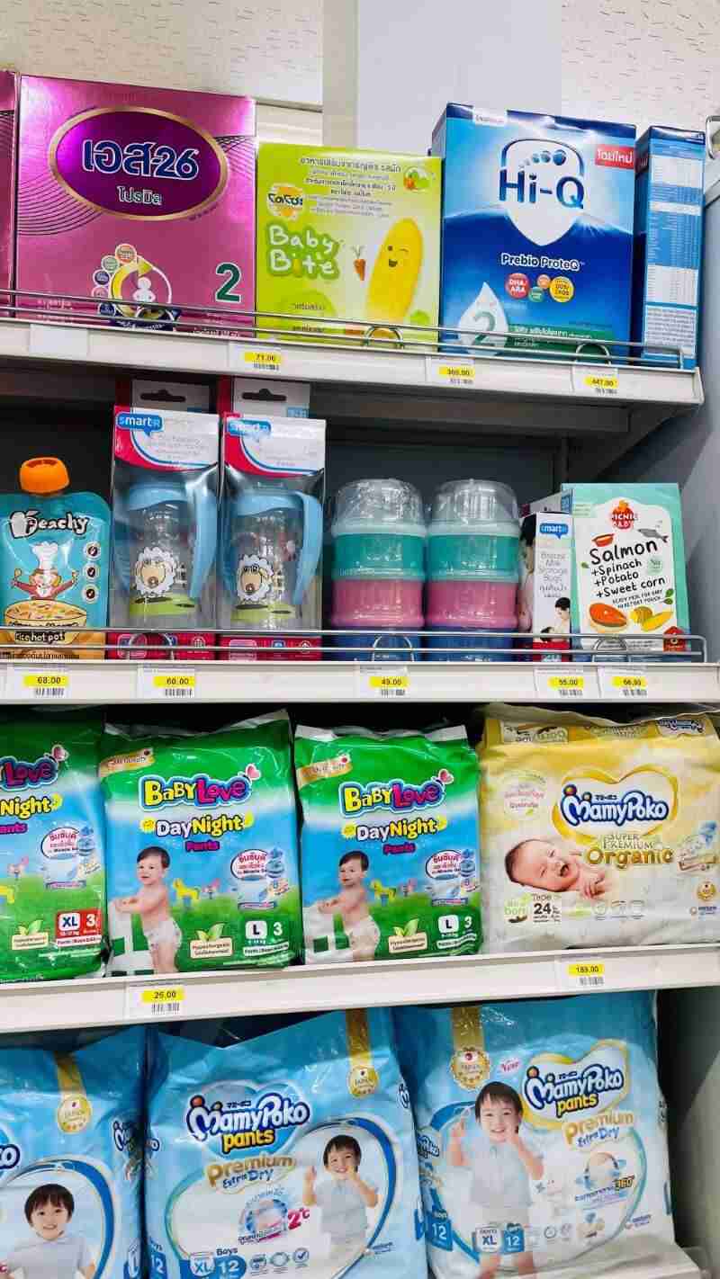 zakładanie pieluchomajtek pampers